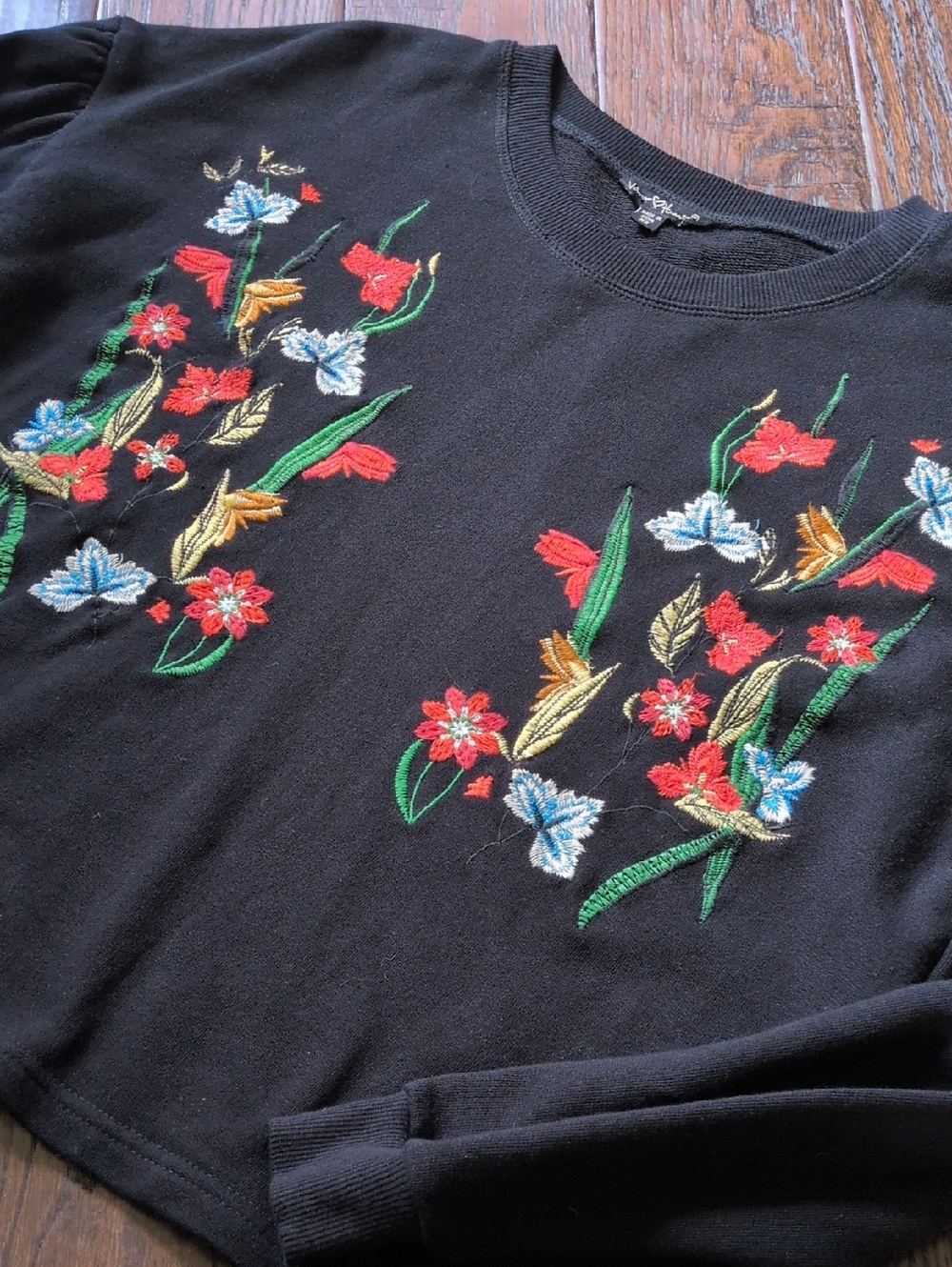 VELVET HEART I Black Crew Neck Sweatshirt with Colorful Embroidered Flowers, XS